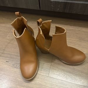 Camel booties